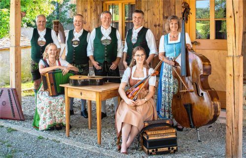 In unterschiedlichen instrumentalen Besetzungen musiziert die Auerschmied Musi. Foto re