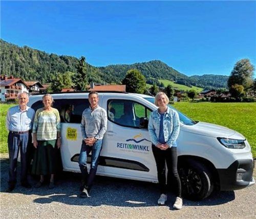 In Vertretung für die Nachbarschaftshilfe Reit im Winkl zeigten sich mit dem von der Stiftung „LichtBlick“ gespendeten Auto (von links) Jörg-Werner und Elke Hildebrandt sowie Volkmar Dietel und Denise Böhm. Foto hauser