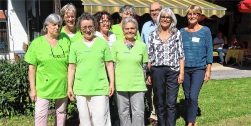 Informierten einen Nachmittag lang über die Tagespflege „Vergissmeinnicht“: (von rechts) Pflegedienstleiterin Brigitte Troibner, Tagespflegekoordinatorin Sandra Ostertag und Vorsitzender Gereon Schmitz sowie Mitglieder des Pflegeteams. Foto STrim