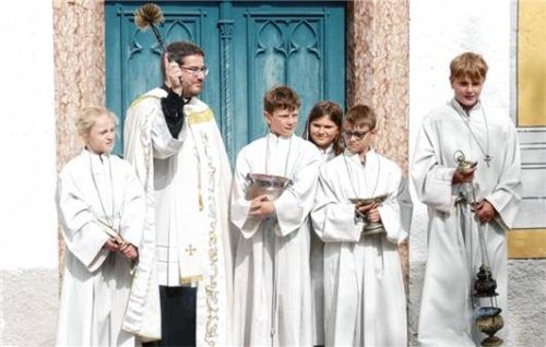 Inzells Pfarrer Thomas Weinzierl segnete mit den Ministranten alle Pferde und Kutschen an der Frauenkirche.