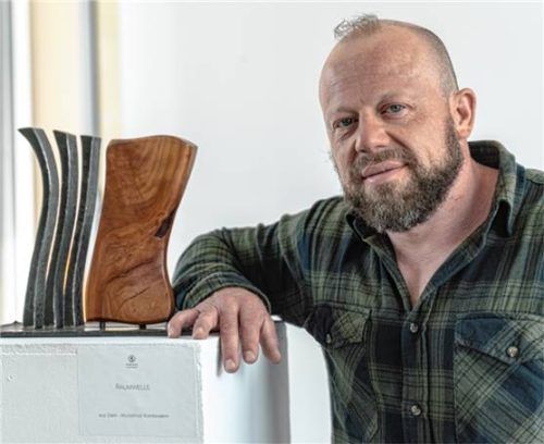 Josef Still vor einem seiner kleinen Schmiedekunstwerke, die derzeit im Obergeschoss des Rathauses ausgestellt sind. Foto thomae