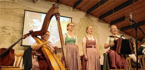Jubiläumsabend der Huber Dirndln: (von links) Mutter Lisi, Martina, Irmengard und Marlies.Foto Vroni Kolb