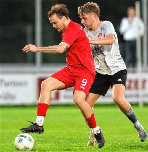 Julian Höllen, zweifacher Torschütze, gegen Simon Fischer. Foto Weitz