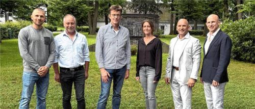 Kampfsport in Bad Aibling: (von links) Kickbox-Trainer Roman Scheider mit den Karatekas Thomas Ruff und Thorsten Fischer sowie den Judokas Nicole Skrynecki, Denis Weisser und Florian Speigel.Foto KSV Bad Aibling