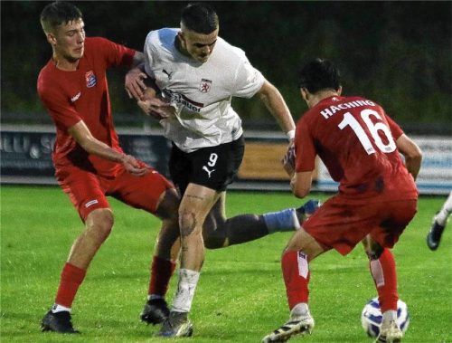 Kein Durchkommen: Wasserburgs Angreifer Thomas Voglmaier wird in dieser Szene gleich von zwei jungen Hachingern gestellt.Foto Wolfgang Fehrmann