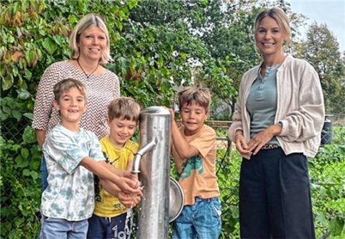 Kindergartenleiterin Agnes Grünäugl (links) und Alexa Dietz vor dem neuen Brunnen, der den Kindern viel Freude bereitet. Foto kotter