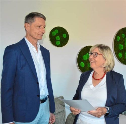 Landgerichtspräsidentin Anja Kesting überreichte in Traunstein dem alten und neuen Handelsrichter Ralf Liebl, Geschäftsführer der Fineon GmbH in Bad Feilnbach, die Ernennungsurkunde. Foto Kretzmer-Diepold