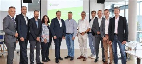 Landrat Otto Lederer (links) und Peter Heßner von der Wirtschaftsförderstelle (Dritter von links) begrüßten Mitglieder des IHK-Regionalausschusses zu einem wirtschaftspolitischen Austausch.Foto Landratsamt Rosenheim