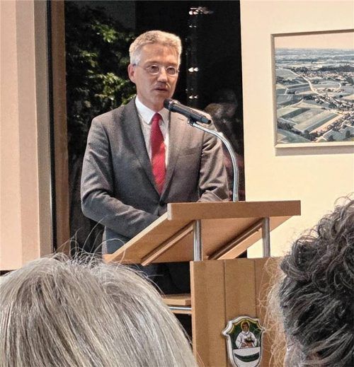 Landrat Otto Lederer stand den Stephanskirchener Bürgern bei einem Infoabend zur Asylunterkunft Rede und Antwort. Foto Schlecker/Blum