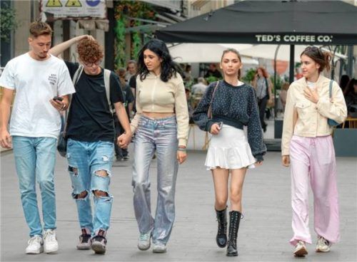 Laut einer Umfrage von YouGov blicken viele junge Menschen skeptisch auf ihren Berufseinstieg.