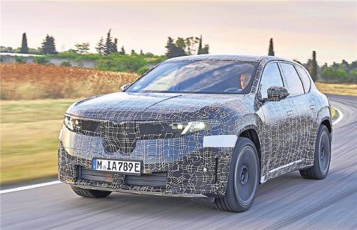 Letzte Testfahrten vor der Premiere auf der IAA: BMW zeigt als ersten Vertreter der sogenannten Neuen Klasse den iX3, der auch in Bezug auf die Umweltbilanz führend sein soll. Foto BMW