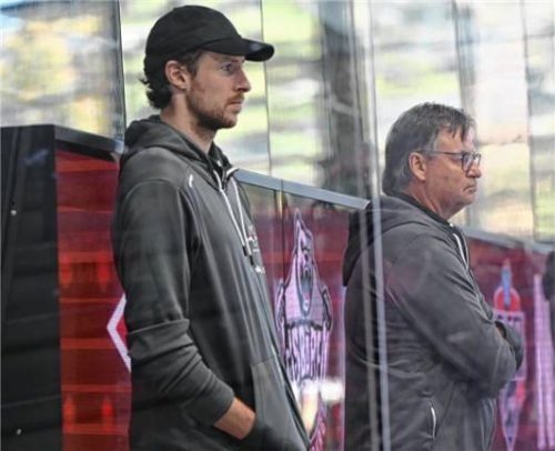 Lewis Zerter-Gossage beobachtete das Endspiel in Deggendorf von der Bank aus.Foto Thomas Neumeier