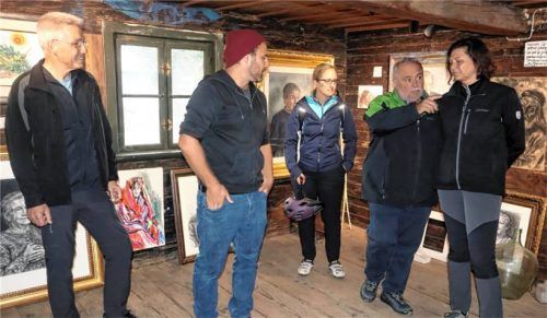 Lohnenswerte Station für Landtagspräsidentin Ilse Aigner (rechts) und Landrat Otto Lederer (links) auf ihrer Rundtour waren die künstlerischen Schätze des Malers Pepp Füss im denkmalgeschützten Trogerhaus. Fotos Strim