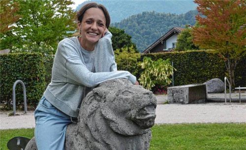 Lorena Steffl im Grassauer Kurpark: In ihrer Heimatgemeinde fühlt sie sich wohl. Foto Eder
