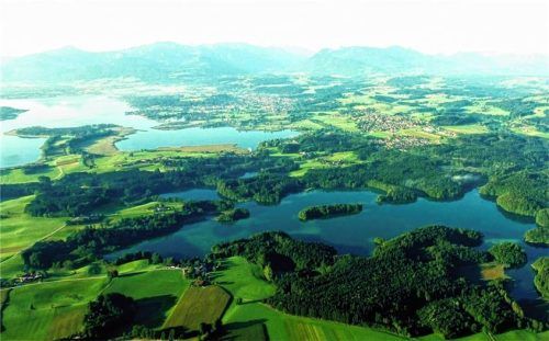 Luftbild zur Eggstätt-Hemhofer Seenplatte mit dem Ort Stetten und dem Stettner See. Foto Fritz