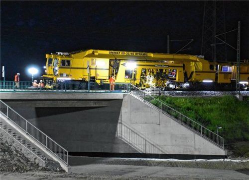 Mächtiges Ungetüm: Die Universalstopfmaschine „Sabine“ war im Juni auf dem Brückenbauwerk bei Wernhardsberg im Einsatz.Foto Schlecker