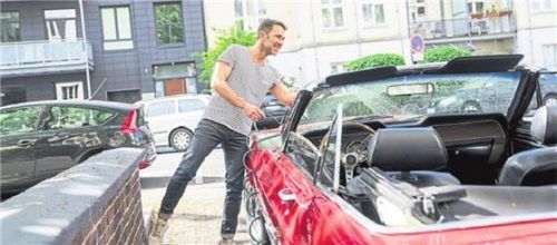 Männer fahren am liebsten große Autos, Frauen steigen bevorzugt in Kleinwagen. Foto IMAGO