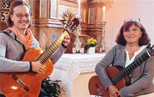 Margit Stockinger (rechts) und Johanna Spitzl umrahmten die Andacht musikalisch. Foto Kotter