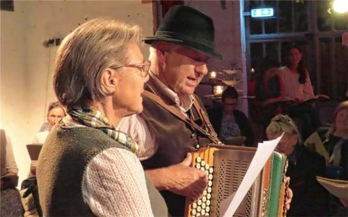 Maria und Hans Auer singen „Ja ja, weng meiner“ im Trogerhaus.Foto EBES-Volksmusik