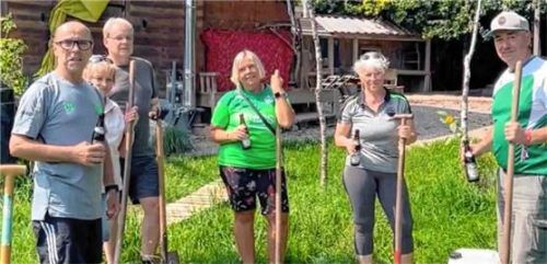 Martin Lurz, Cornelia Jennet, Wolfgang Feichtner, Claudia Schmidbauer, Maria Franke und Sigi Franke (von links) beim Pflanzen des Baumes. Foto re