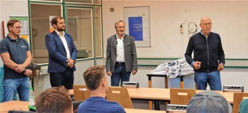 Maurermeisterkurs in Traunstein feiert Premiere: Mit dabei sind Innungs-Obermeister Thomas Maier (rechts) sowie Kursleiter Manuel Bürger, Andreas Pfaffinger (stellvertretender Leiter des Bildungszentrums) und Franz Ertl (Leiter des Bildungszentrums). Foto Wittenzellner