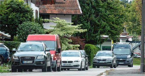 Mehr parkende Autos, Kleinbusse und Transporter am Straßenrand – das fürchten Kommunalpolitiker, Verwaltung und Anwohner nach der neuen Stellplatzordnung. Foto Berger
