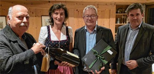 Mit Dankesworten und Geschenken wurde Michael Liegl (Dritter von links) von Verbundpfleger Norbert Kotter (links), Renate Gartmeier, der Vorsitzenden des Stadtkirchenrates, und Pfarrer Philipp Kielbassa verabschiedet. Foto re