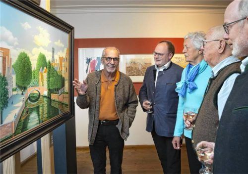 Mit dem Gemälde „Brügge“ von Gyorgy Stefula aus dem Jahr 1970 präsentierte Karl Aß (links) den Bürgermeistern Andreas Friedrich (Zweiter von links) und Michael Anner junior (rechts) sowie den Ehrenbürgern Renate Hof und Michael Anner senior ein für die Sammlung bedeutsames Werk, das 2024 erworben werden konnte. Foto  berger