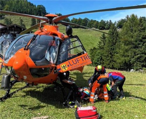 Mit dem Rettungshubschrauber Christopher 14 wurde der Radfahrer ins Krankenhaus geflogen.Foto Bergwacht Grassau