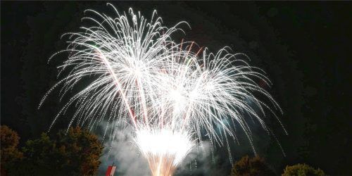 Mit einem großen Musikfeuerwerk klang das Mühldorfer Volksfest am Montagabend aus und die begeisterten Volksfestgeher beginnen schon, die Tage bis zum Volksfest 2026 zu zählen. Foto Stuffer