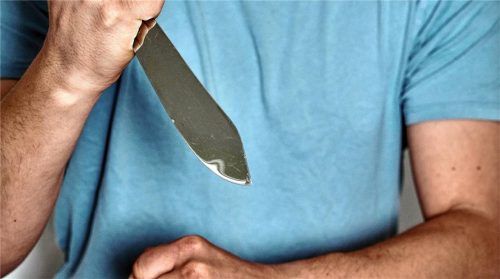 Mit einem Messer ging der 30-Jährige in der JVA Bernau auf einen Mithäftling los. Jetzt musste er sich erneut vor Gericht verantworten (Symbolfoto). Foto imago