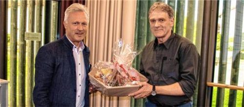 Mit einem schönen Geschenkkorb bedankte sich Bürgermeister Rudolf Leitmannstetter bei Martin Grünhofer für die 15 Jahre Gemeinderatsarbeit.Foto Stache
