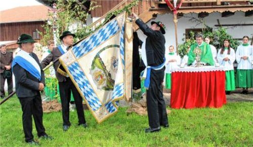 Mit göttlichem Segen versehen, heftete Fähnrich Peter Holzmaier das neue Ordensband an die Fahnenspitze.