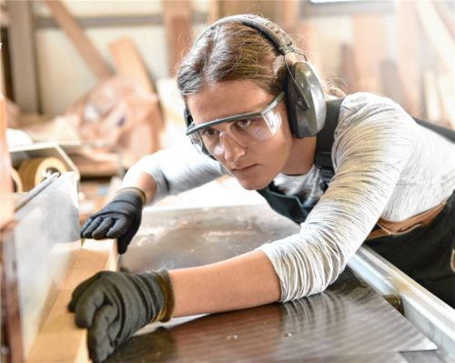 Mit Leidenschaft ans Werk:  Die Schreinerausbildung gilt als kreativ und vielseitig. Foto AdobeStock