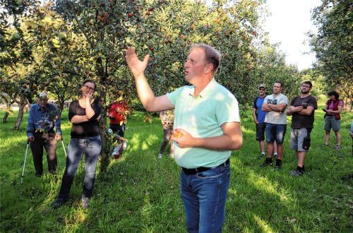 Mit Leidenschaft und reichlich Fachwissen über frühe und späte Apfelsorten überzeugte Michael Litzlfelder zahlreiche Interessenten. Foto strim