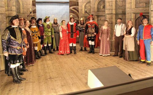 Mit stehenden Ovationen feiert das Publikum das gesamte Ensemble nach dem letzten Akt.Foto steffenhagen