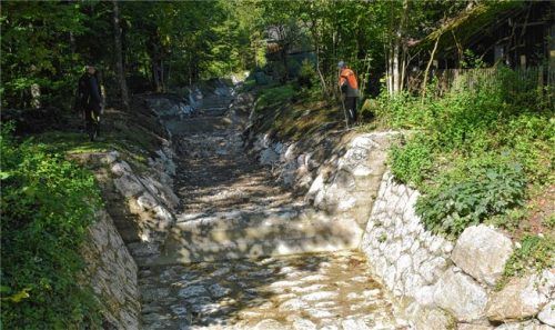 Mitarbeiter der Flussmeisterstelle führten am Alpbach letzte Arbeiten durch. Foto  Wunderlich