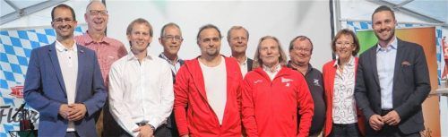 Mitglieder aus Politik und Sport stellten sich (von links) mit Oberbürgermeister Andreas März, Sepp Bierwirth, Georg Eutermoser, Karl Hauck, Klaus Süßmuth, Michael Kasenbacher, Joachim Rammer, Oliver Bungers, Gabriele Leicht und Daniel Artmann für ein Erinnerungsfoto zusammen. Fotos Erlich