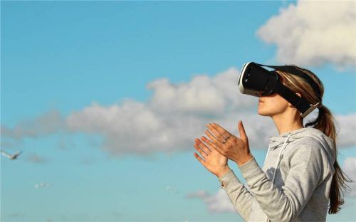 Mithilfe von AR-Brillen lassen sich in sicherer Umgebung Ausbildungsinhalte sehr effektiv vermitteln. Foto pixabay