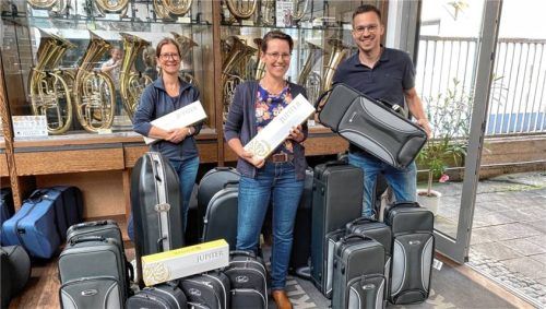 Musiklehrerin Martina Lusky Meixner (Mitte) mit zwei Mitarbeitern des Musikhauses Klier bei der Übergabe in Nürnberg. Foto re