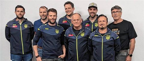 Nach den Wahlen: (von links) Bernhard Mayer, Andi Hinteregger, Dominik Blaß, Georg Weigl, Walter Blaß, Tobias Ellmayer, Thomas Stadler und Magnus Erdl. Foto re
