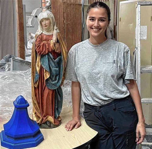 Nach einem Jahr hat Eva Maria Bachmaier schon einiges aus dem Kirchenmaler-Handwerk gelernt. Foto Chris Mukendi
