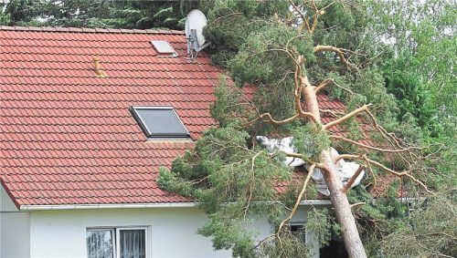 Nach einem Sturm sollte ein stark beschädigtes Wohngebäude erst nach Freigabe durch Fachleute wieder betreten werden. Foto Hendrik Schmidt / Dpa