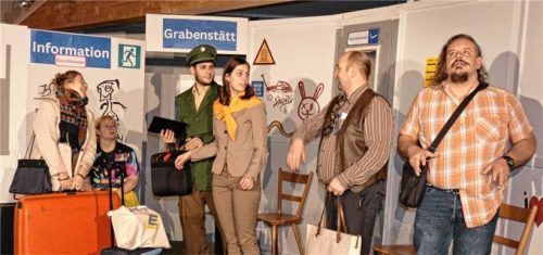 Nach vier umjubelten Vorstellungen der Bahnhofs-Komödie „Es fährt kein Zug nach Irgendwo“ hatte der Theaterverein Grabenstätt seine Spielsaison 2025 im Januar krankheitsbedingt leider abbrechen müssen. Nun können sich die zu kurz gekommenen Besucher und Theatervereinsfans auf drei Nachholtermine freuen. Foto  Müller