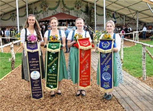 Neue Fahnenbänder gab es für den Festverein.