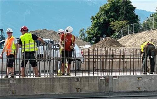 Nicht ganz ungefährlich: Die Tiefbauer der Firma Porr arbeiten auf dem Mittelstreifen der A8. Sie stehen mitten im Verkehr. Nur Betonleitwände und eine gedrosselte Geschwindigkeit bieten ihnen Schutz.