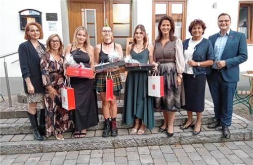 Nicht weniger strahlte man bei den Friseuren beim gemeinsamen Festakt der Innungen in Pleiskirchen: (von links) Obermeisterin Nadine Stallwanger Kathrin Kaufmann, Franziska Seidl, Romina Mogliewski, Leoni Wiesmüller, Ministerin Michaela Kaniber, stellvertretende Landrätin Ingrid Heckner und Kreishandwerksmeister Rainer Dachsberger.