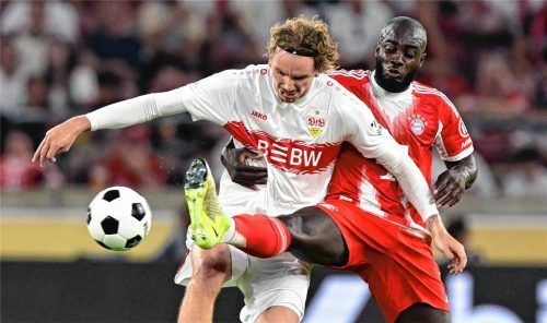 Nick Woltemade (links) und Dayot Upamecano (Bayern München) kämpfen um den Ball. Foto dpa
