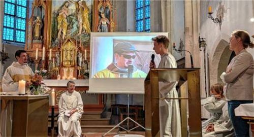 Oberministrant Felix Zeiser dankte Pater Andrei Mirt (links) mit einer Rede und überreichte ihm ein Abschiedsgeschenk der Ministranten.