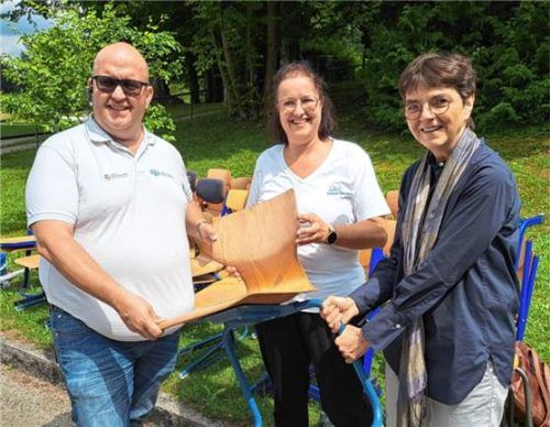 Packen an: ADRA-Koordinator Alexander Wolff, Hauswirtschaftslehrerin Annalena Schweiger und Schulleiterin Christophora Eckl. Foto Hadersbeck
